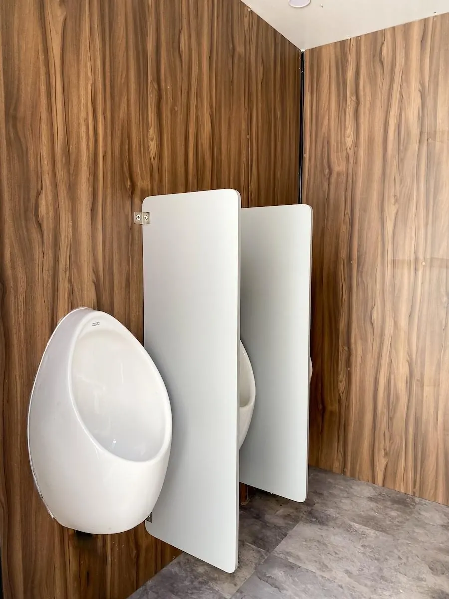 Mingitorios de porcelana con divisores dentro del baño remolque VIP