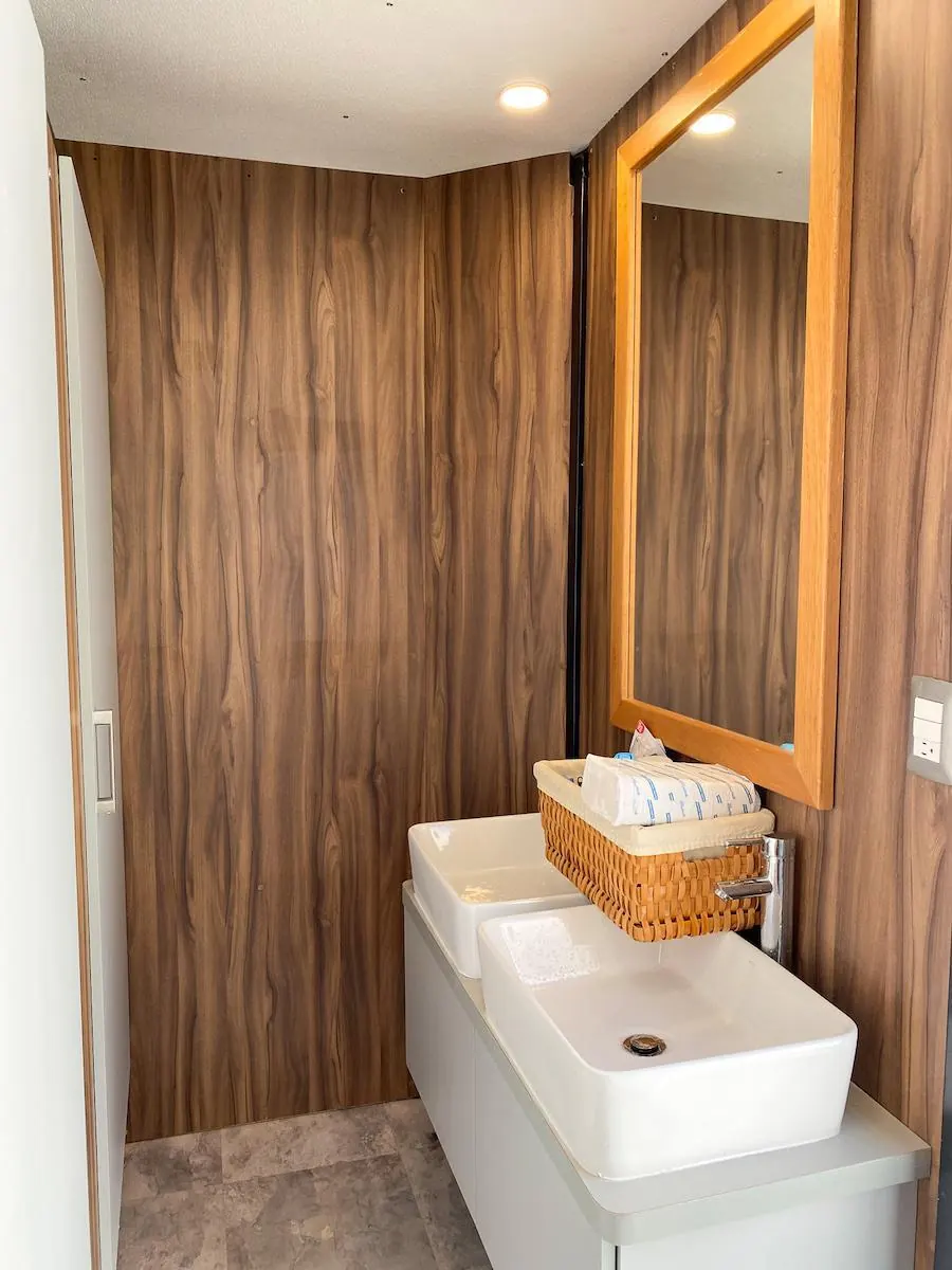 Lavabo doble del baño remolque VIP con espejo de marco de madera