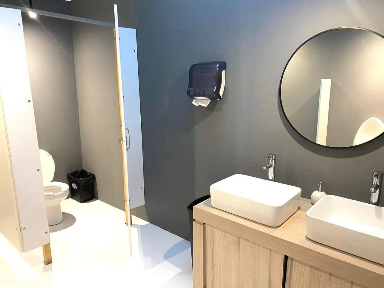 Inodoro de porcelana y lavabos en un baño portátil de lujo VIP